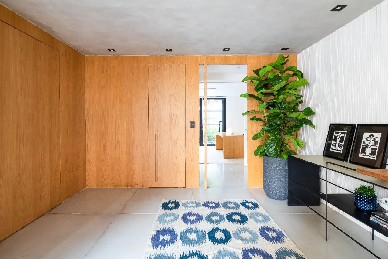 Casa com reforma autoral, jardim com raia e ambientes que respiram luz e calma, no Alto de Pinheiros – 19274