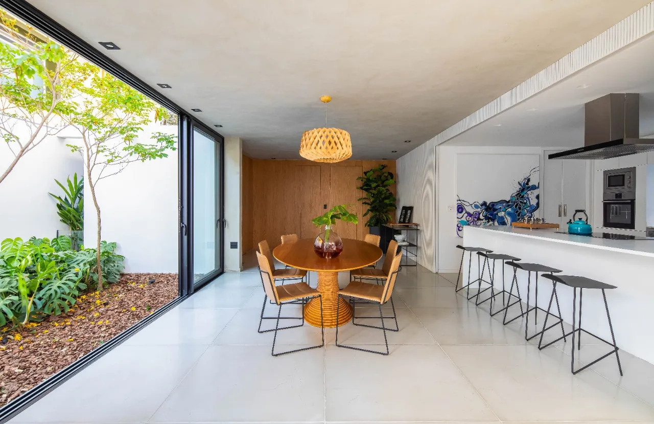 Casa com reforma autoral, jardim com raia e ambientes que respiram luz e calma, no Alto de Pinheiros – 19274