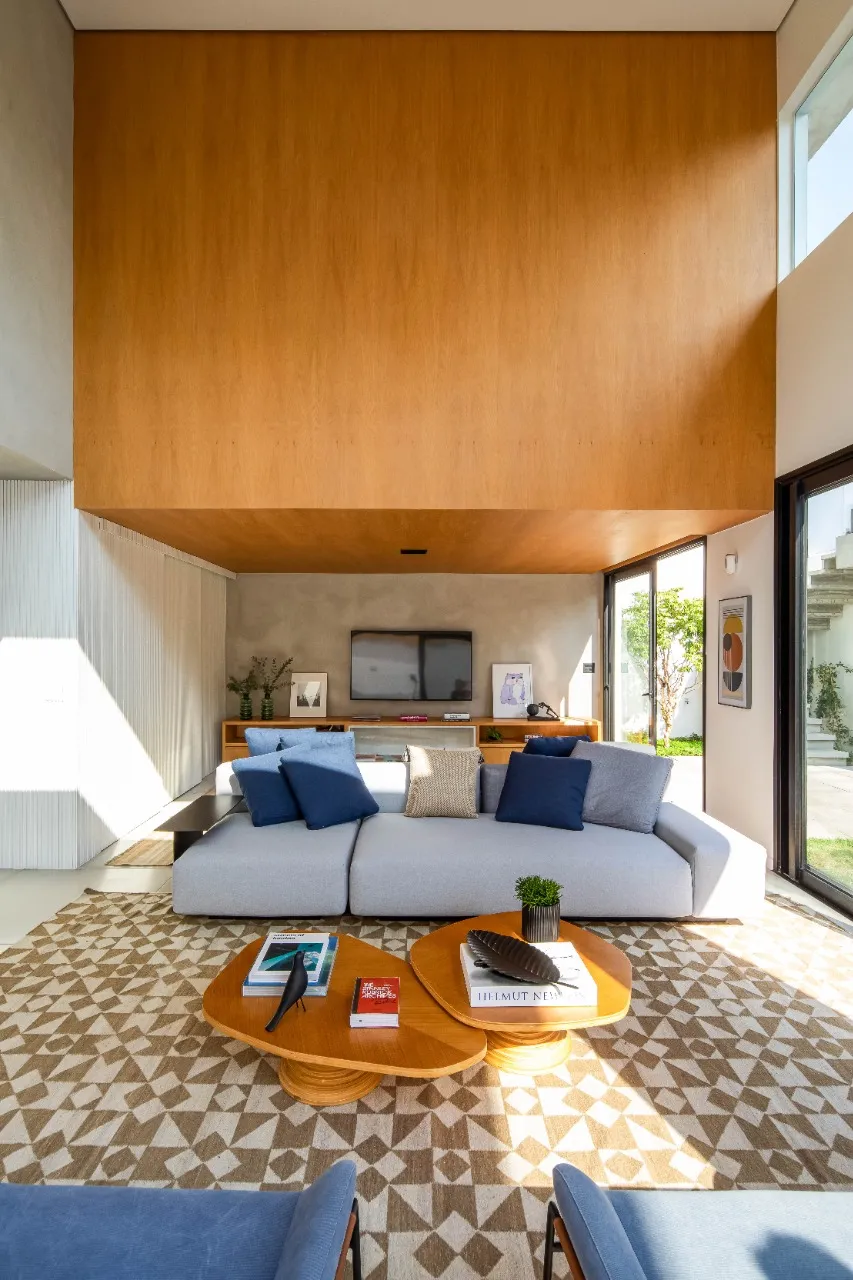 Casa com reforma autoral, jardim com raia e ambientes que respiram luz e calma, no Alto de Pinheiros – 19274