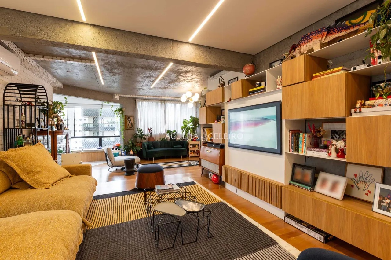 Apartamento com reforma diferenciada em Moema – 20740