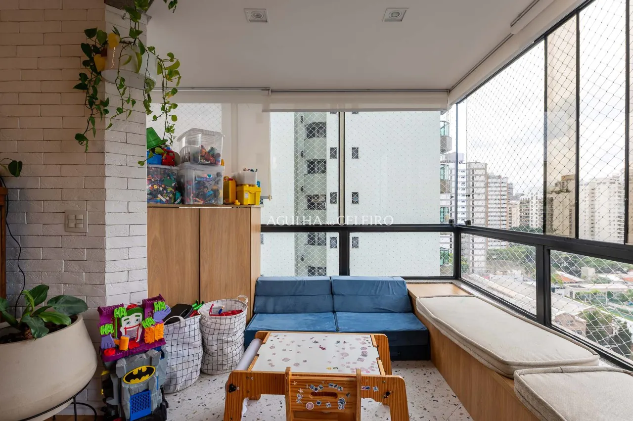 Apartamento com reforma diferenciada em Moema – 20740