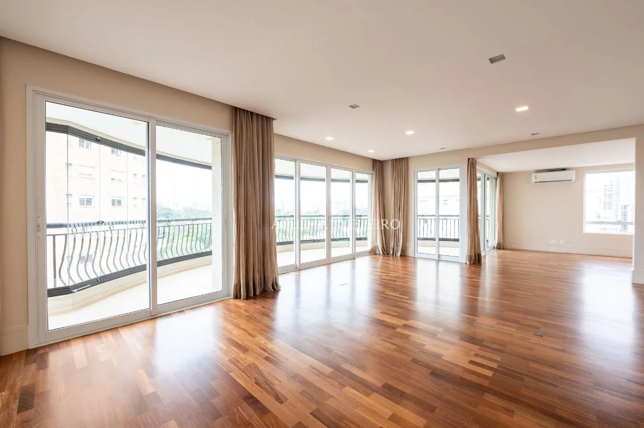 Apartamento na melhior localização de Moema – 20880