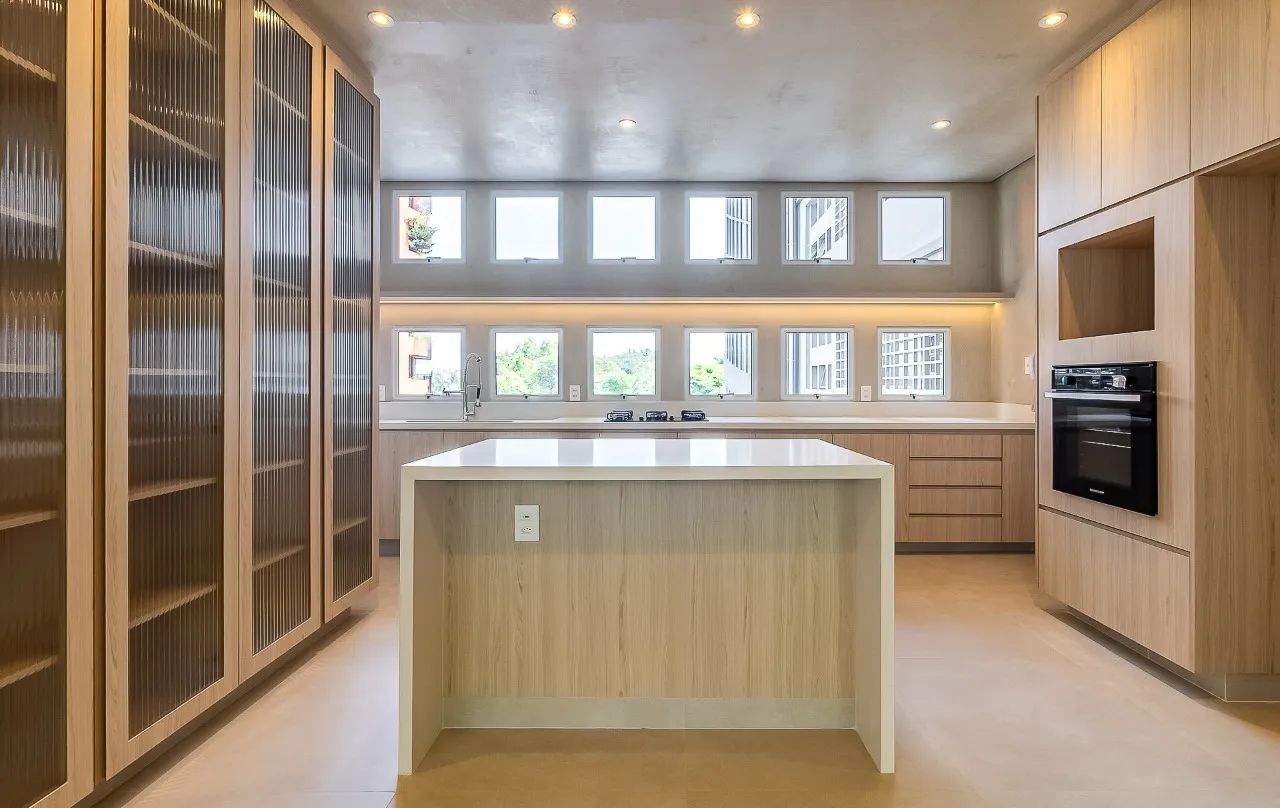 Apartamento amplo com planta excepcional, pé direito alto e muita luz natural, no Jardim América – 20901