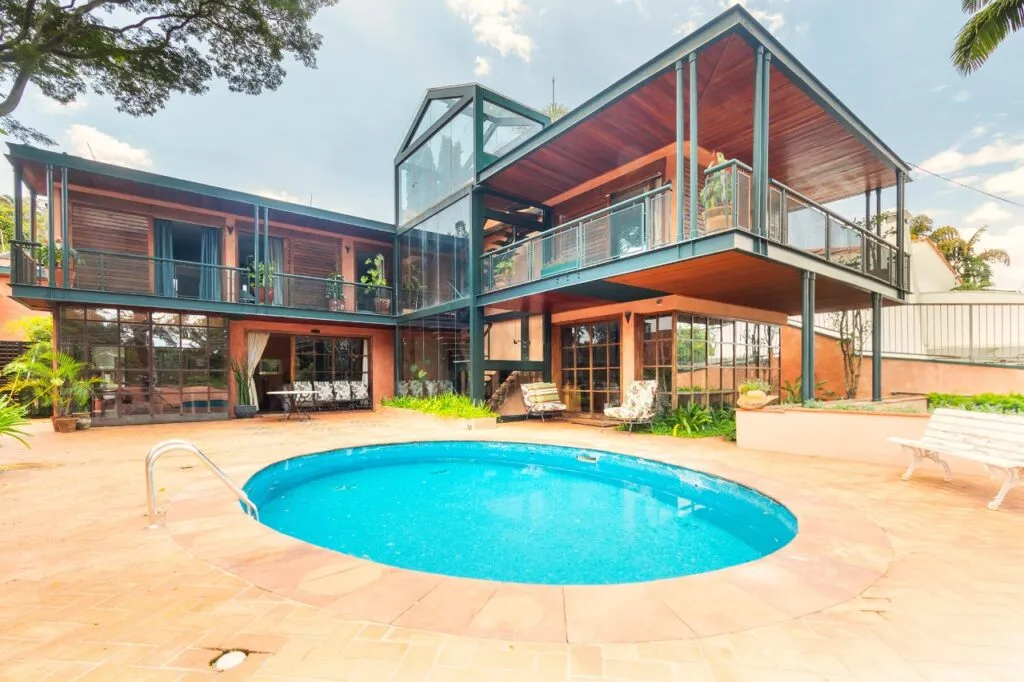 Casa com projeto de Carlos Bratke e vista para o verde. – 20927