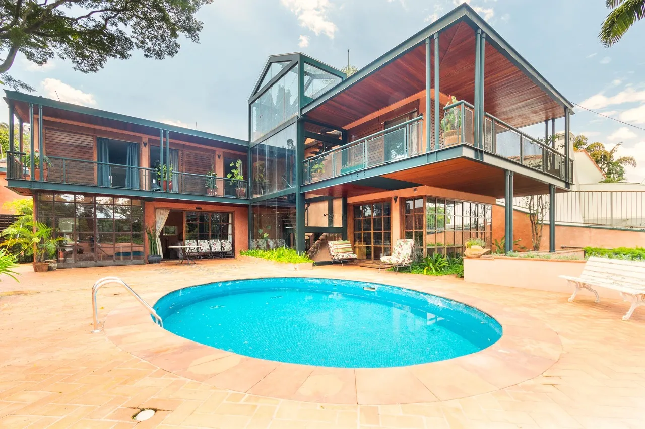 Casa com projeto de Carlos Bratke e vista para o verde. – 20927