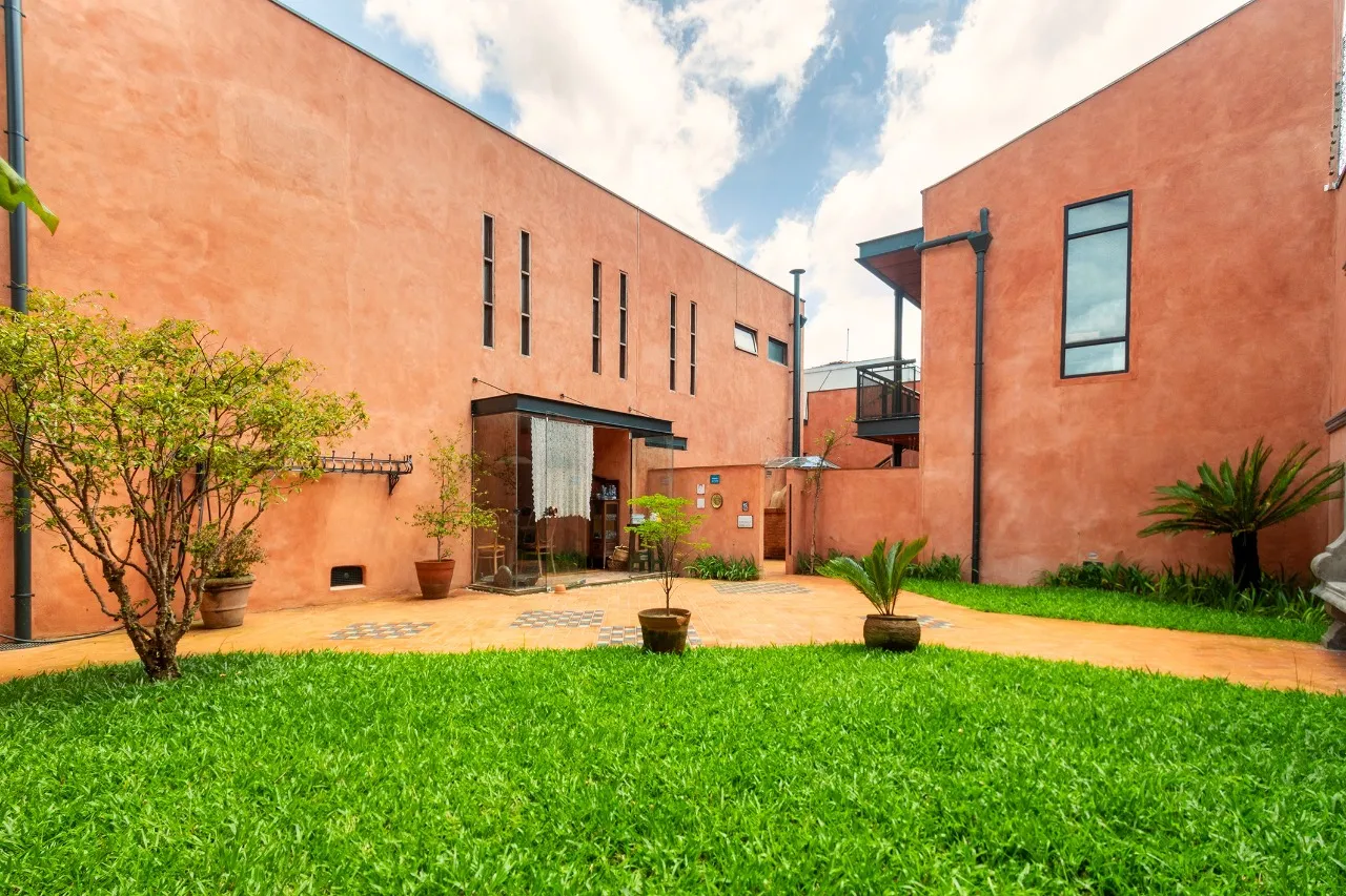 Casa com projeto de Carlos Bratke e vista para o verde. – 20927