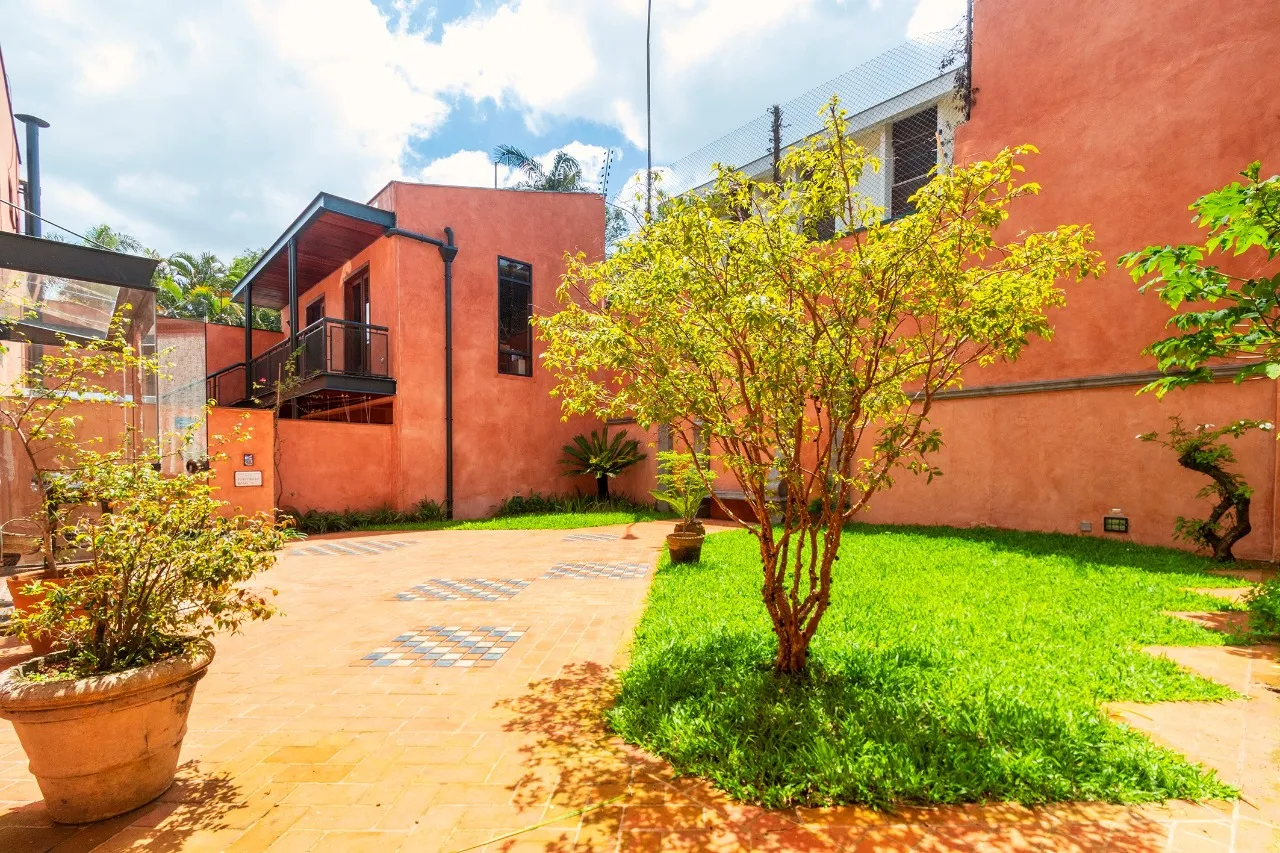 Casa com projeto de Carlos Bratke e vista para o verde. – 20927