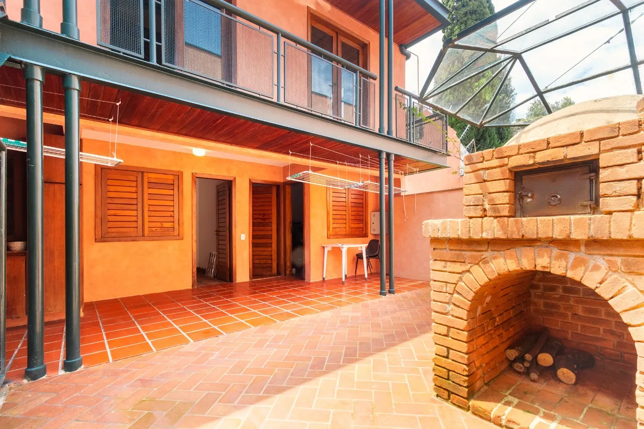 Casa com projeto de Carlos Bratke e vista para o verde. – 20927