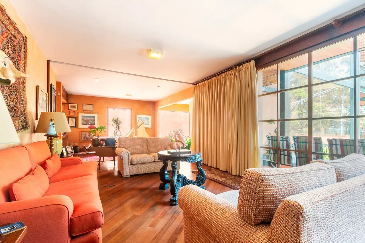 Casa com projeto de Carlos Bratke e vista para o verde. – 20927