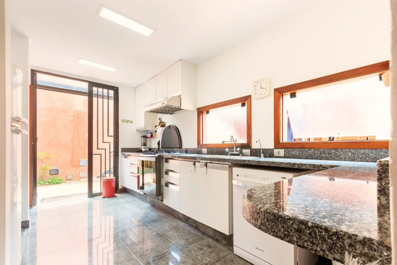 Casa com projeto de Carlos Bratke e vista para o verde. – 20927