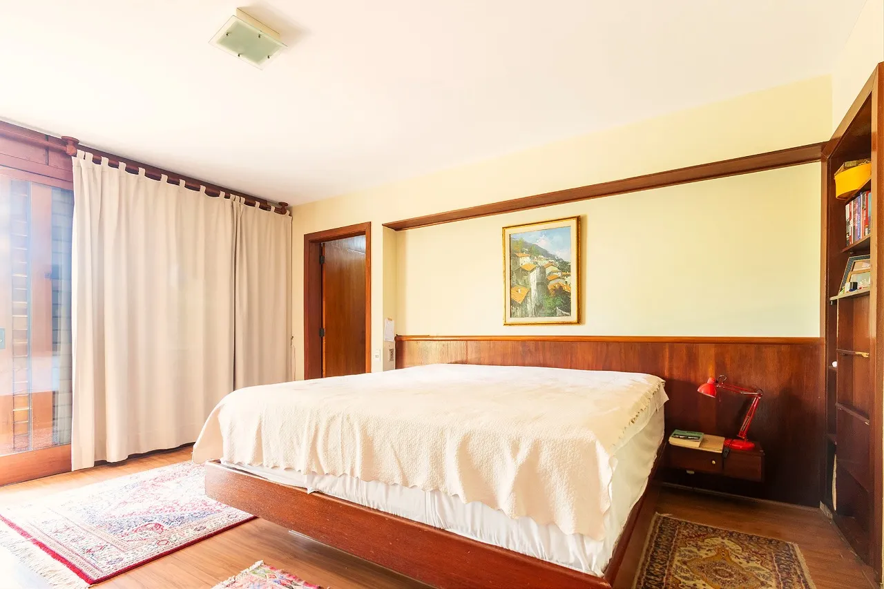 Casa com projeto de Carlos Bratke e vista para o verde. – 20927