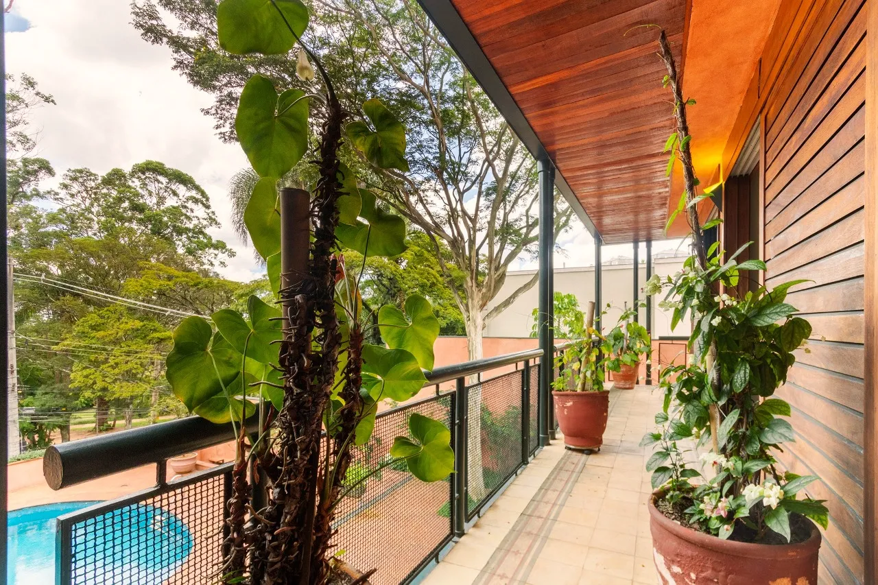 Casa com projeto de Carlos Bratke e vista para o verde. – 20927