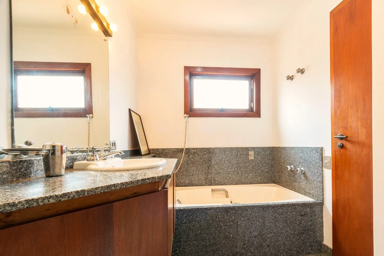 Casa com projeto de Carlos Bratke e vista para o verde. – 20927