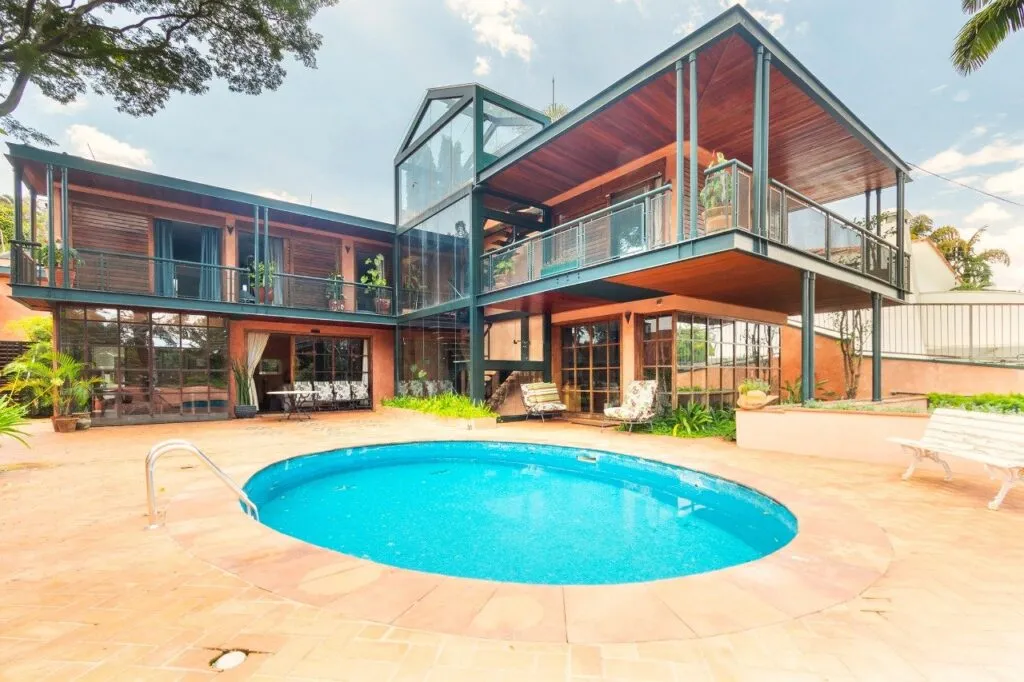 Casa com projeto de Carlos Bratke e vista para o verde no Jardim Guedala – 20927