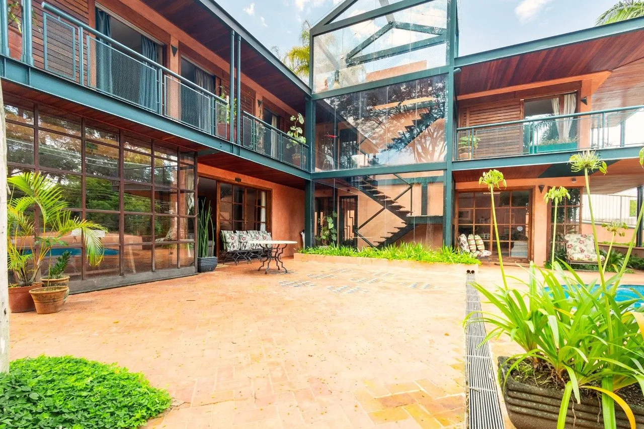 Casa com projeto de Carlos Bratke e vista para o verde no Jardim Guedala – 20927