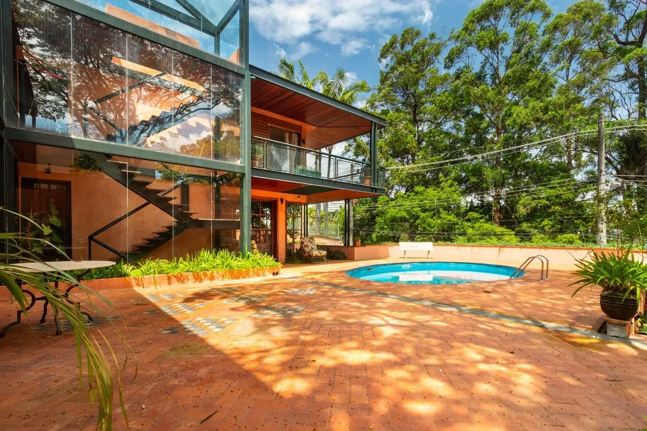 Casa com projeto de Carlos Bratke e vista para o verde no Jardim Guedala – 20927