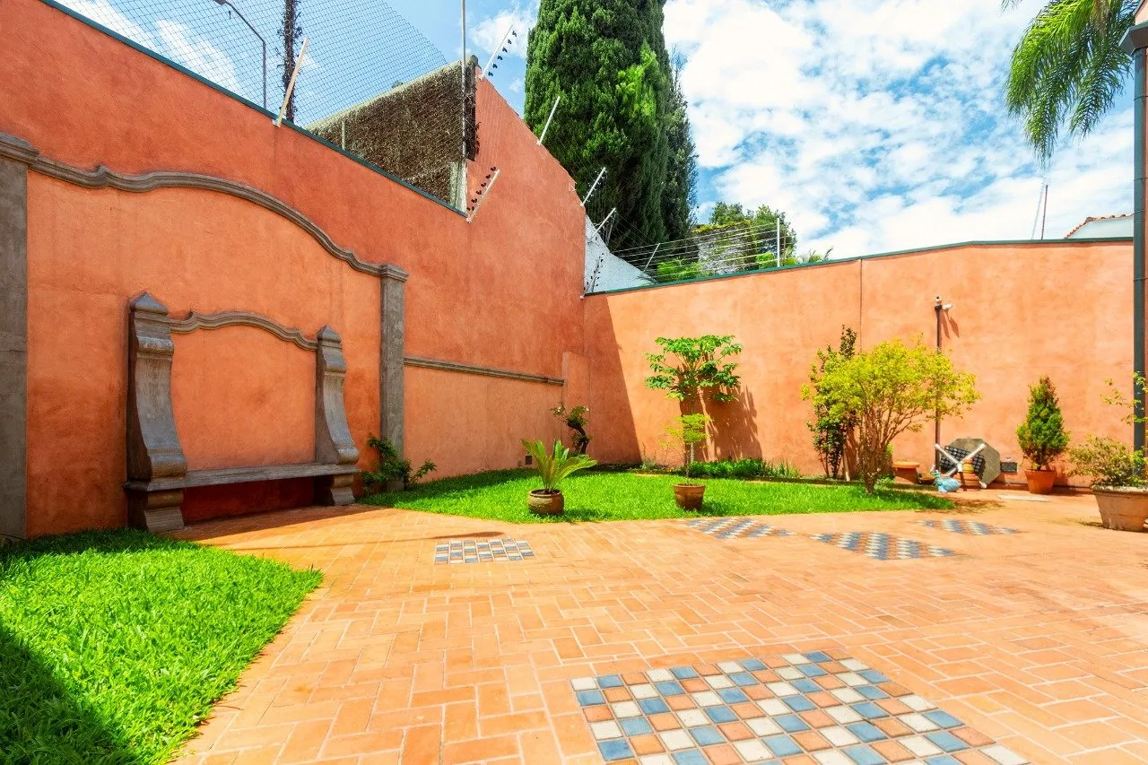 Casa com projeto de Carlos Bratke e vista para o verde no Jardim Guedala – 20927