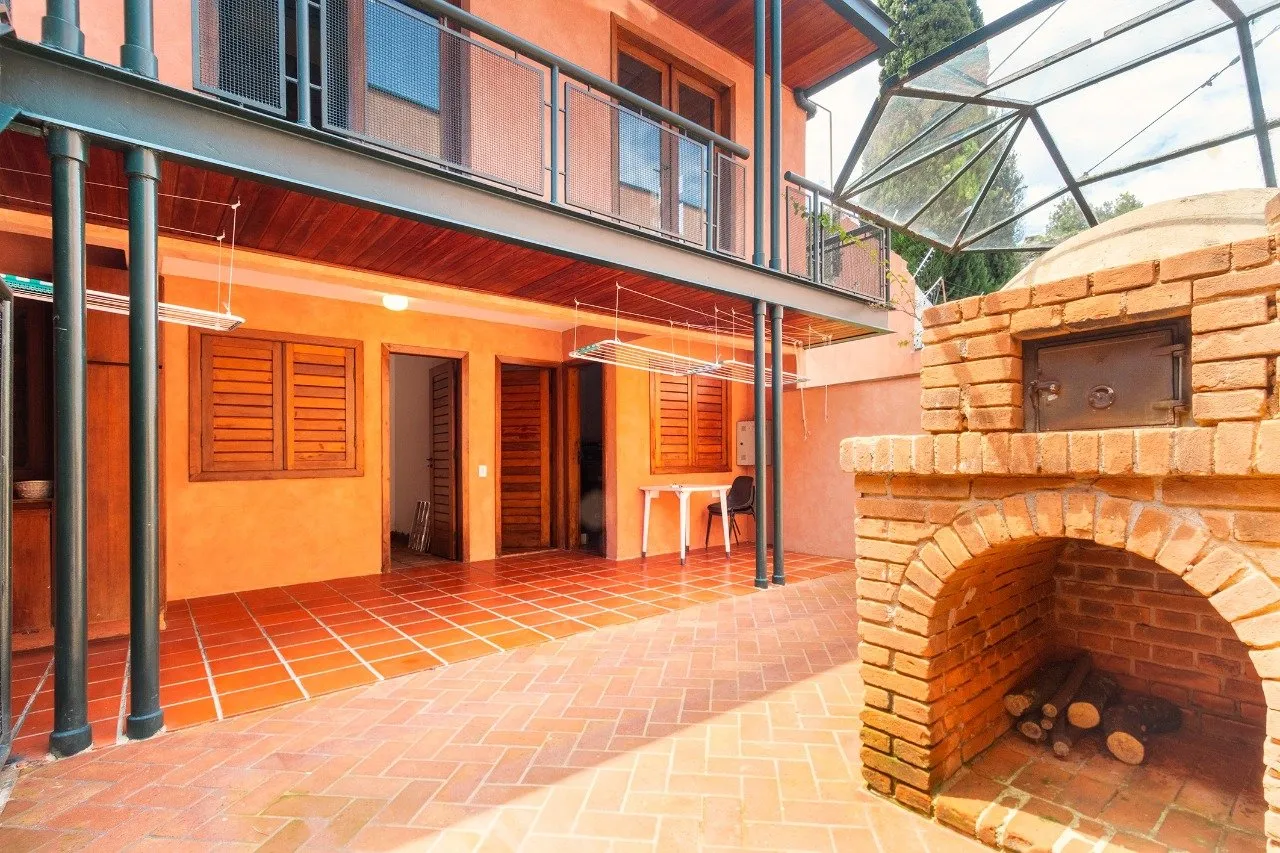 Casa com projeto de Carlos Bratke e vista para o verde no Jardim Guedala – 20927