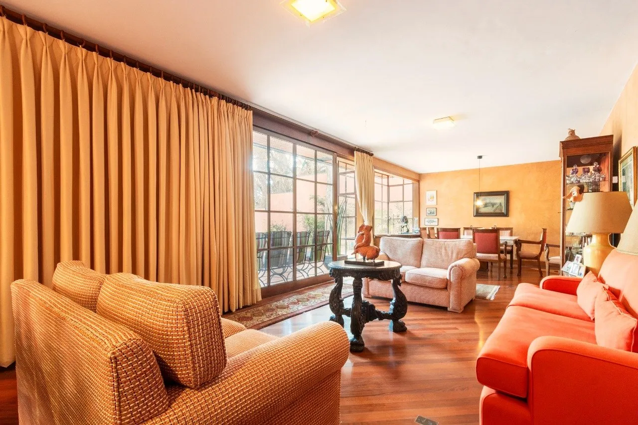 Casa com projeto de Carlos Bratke e vista para o verde no Jardim Guedala – 20927