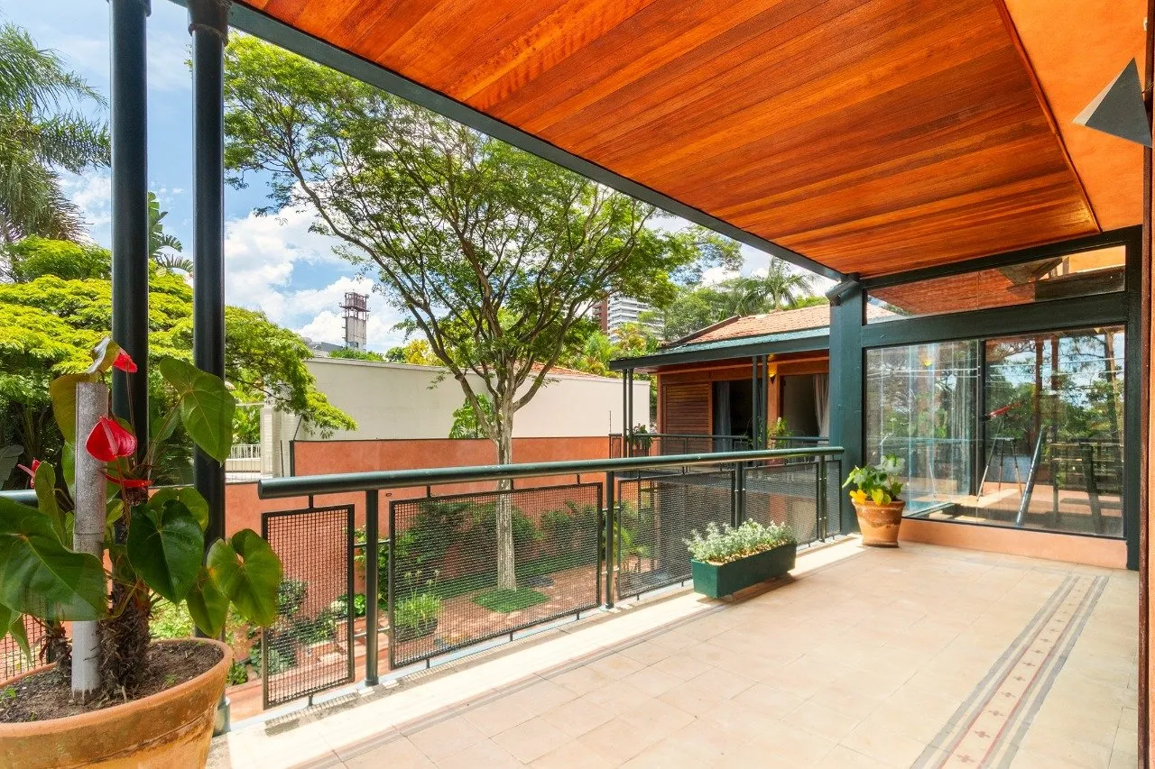 Casa com projeto de Carlos Bratke e vista para o verde no Jardim Guedala – 20927