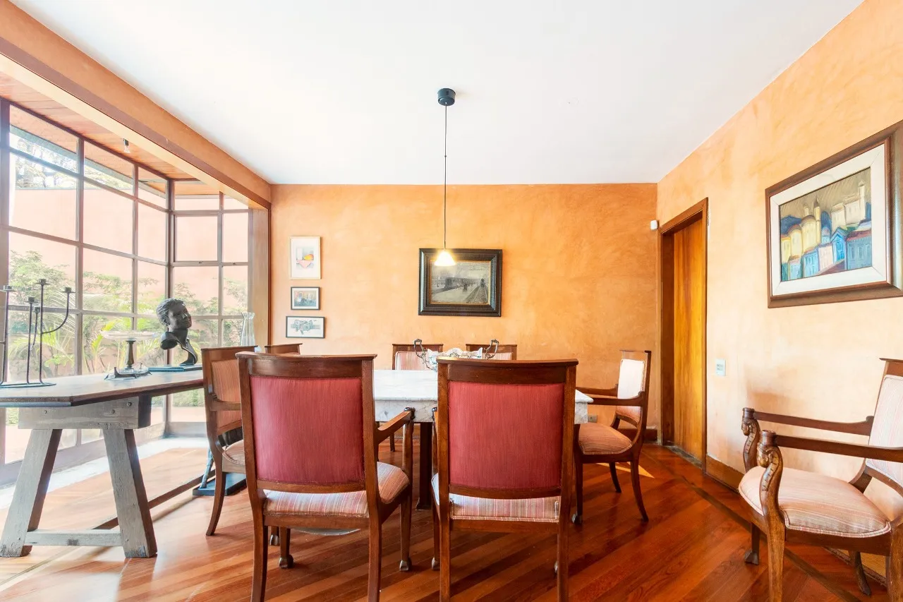 Casa com projeto de Carlos Bratke e vista para o verde no Jardim Guedala – 20927