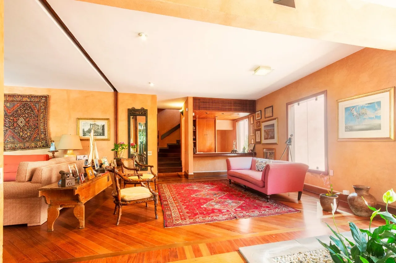 Casa com projeto de Carlos Bratke e vista para o verde no Jardim Guedala – 20927