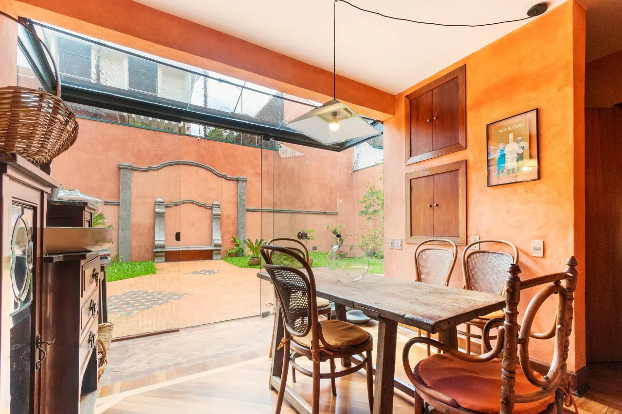 Casa com projeto de Carlos Bratke e vista para o verde no Jardim Guedala – 20927