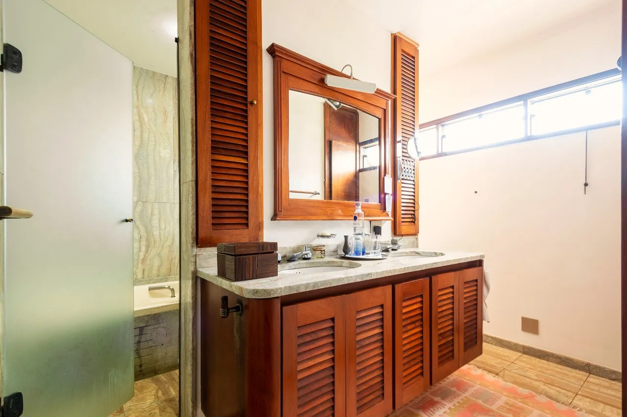 Casa com projeto de Carlos Bratke e vista para o verde no Jardim Guedala – 20927