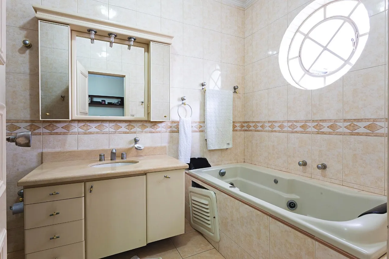 Clássico apartamento Lindenberg com port-cochère e jardins franceses – 20928