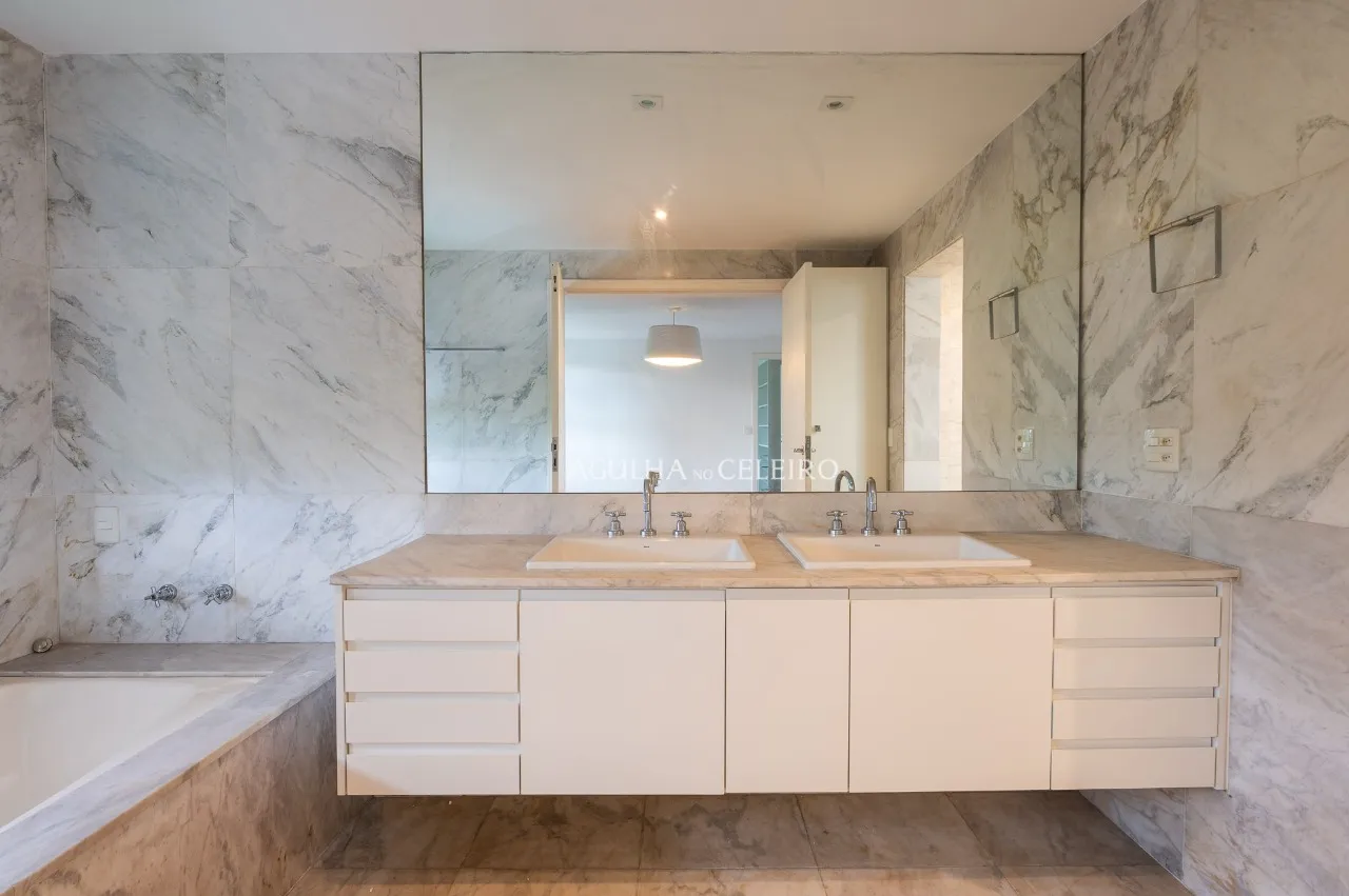 Apartamento espaçoso à venda em Moema – AP3183