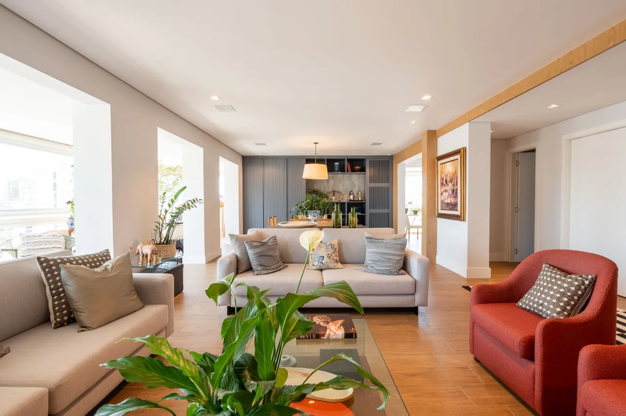 Apartamento reformado com 4 suítes à venda em Moema. – AP8142