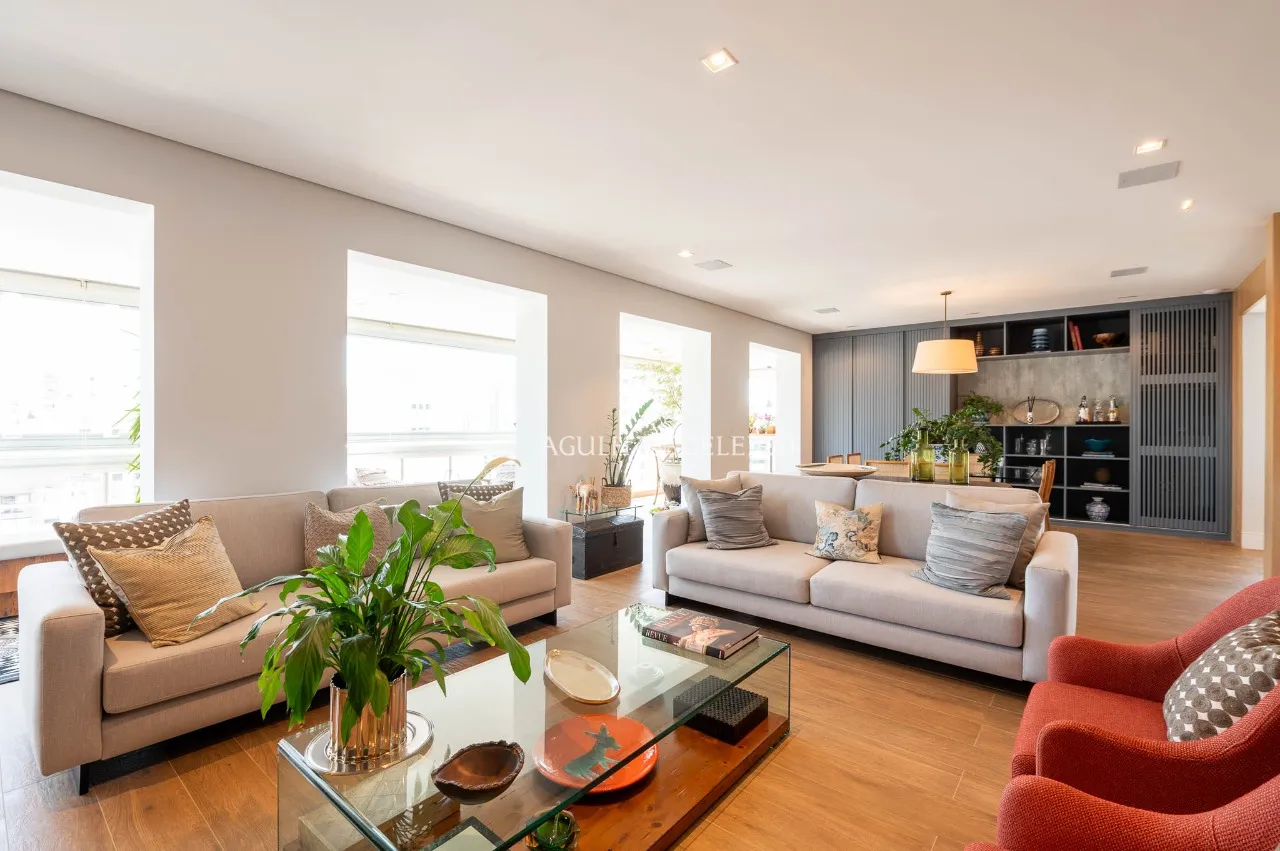 Apartamento reformado com 4 suítes à venda em Moema. – AP8142