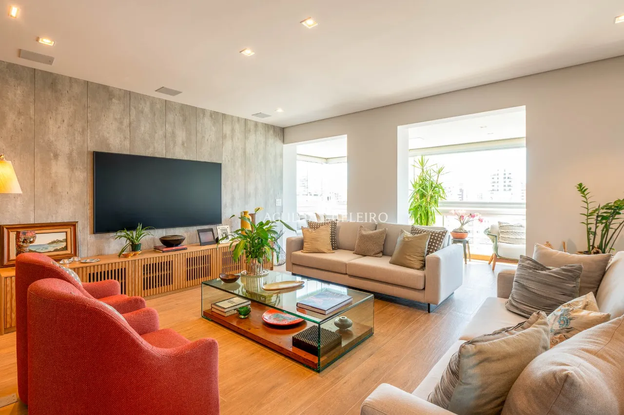 Apartamento reformado com 4 suítes à venda em Moema. – AP8142