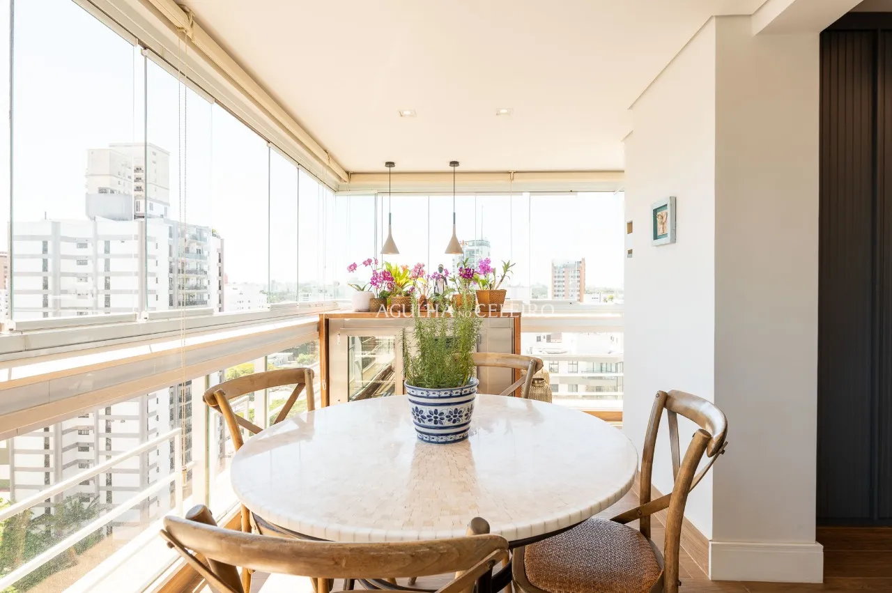 Apartamento reformado com 4 suítes à venda em Moema. – AP8142