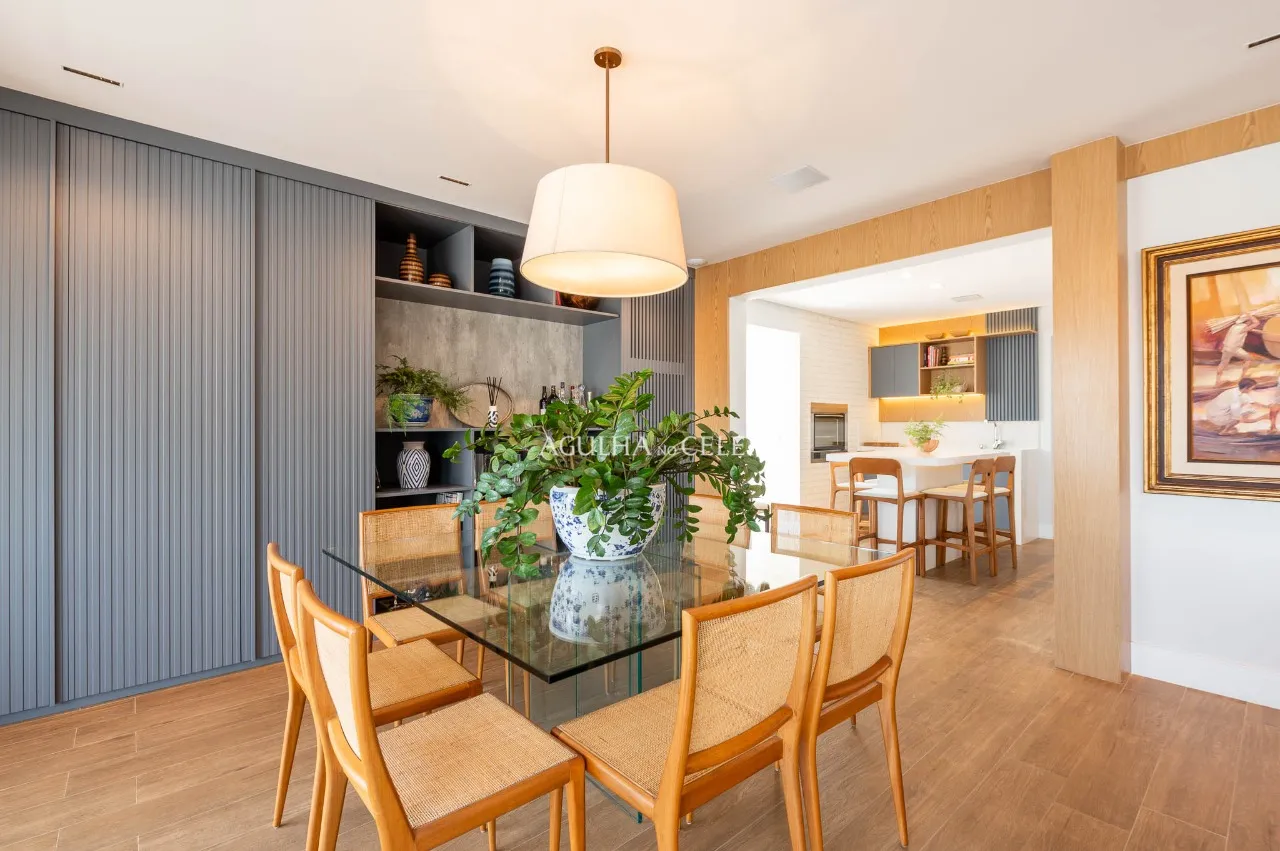 Apartamento reformado com 4 suítes à venda em Moema. – AP8142