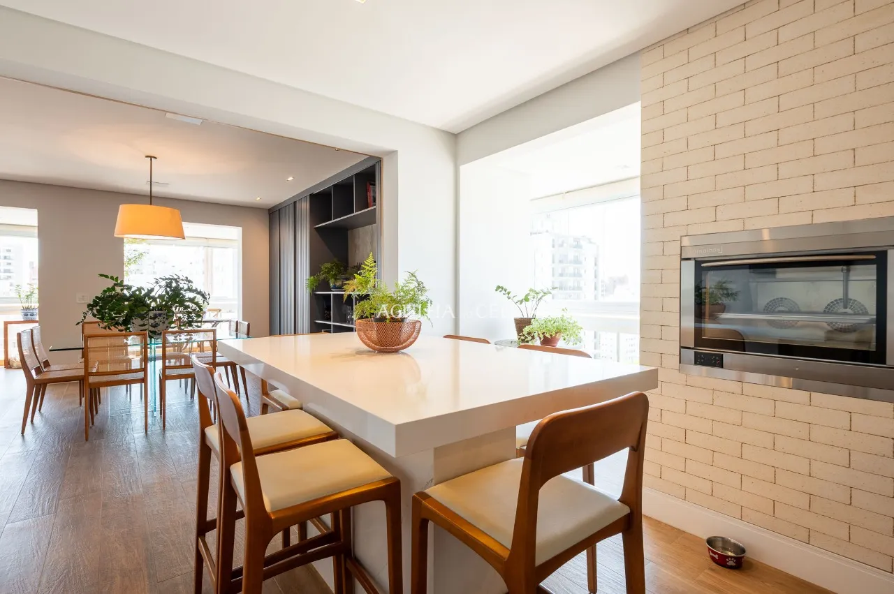 Apartamento reformado com 4 suítes à venda em Moema. – AP8142