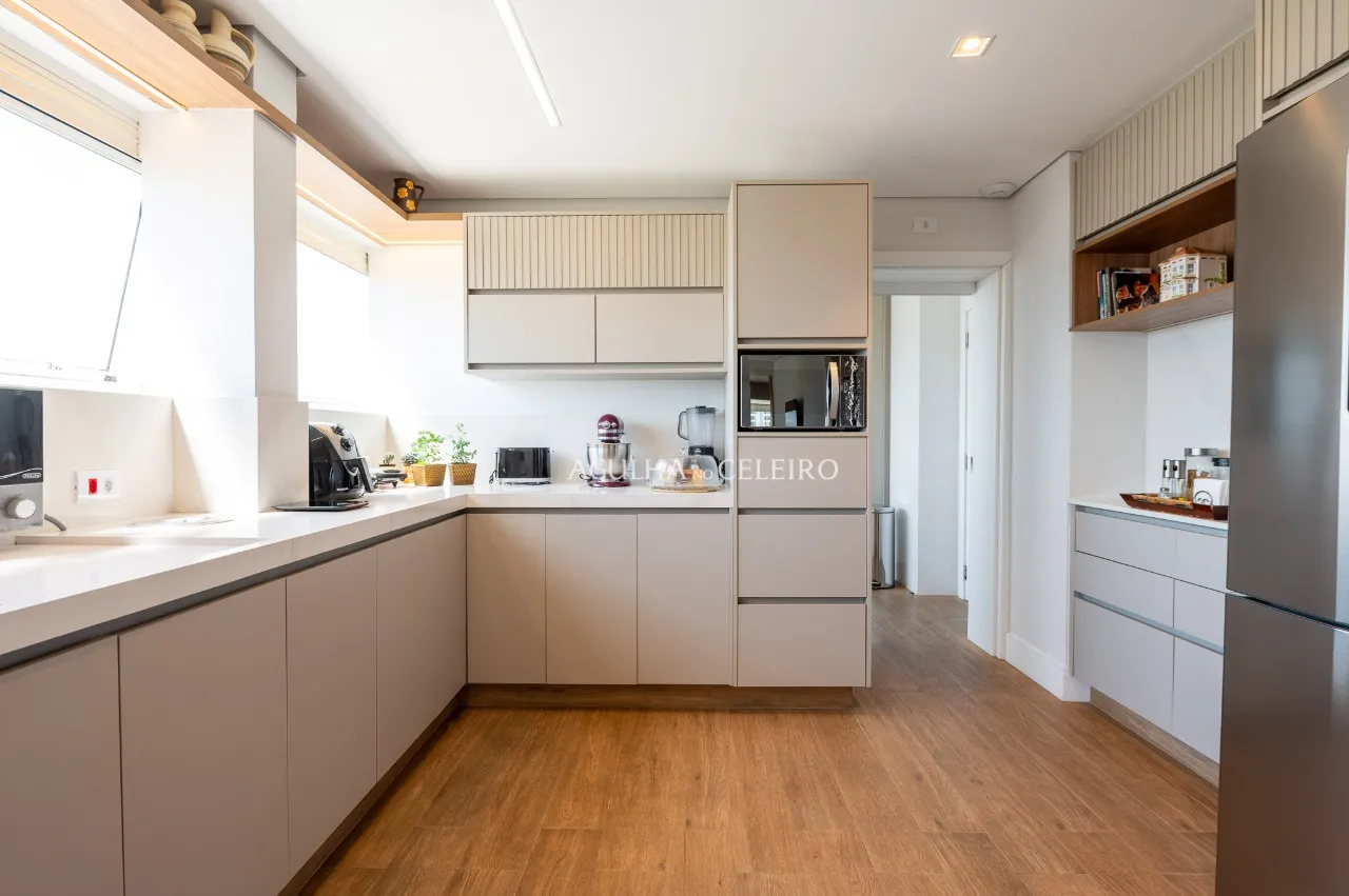 Apartamento reformado com 4 suítes à venda em Moema. – AP8142