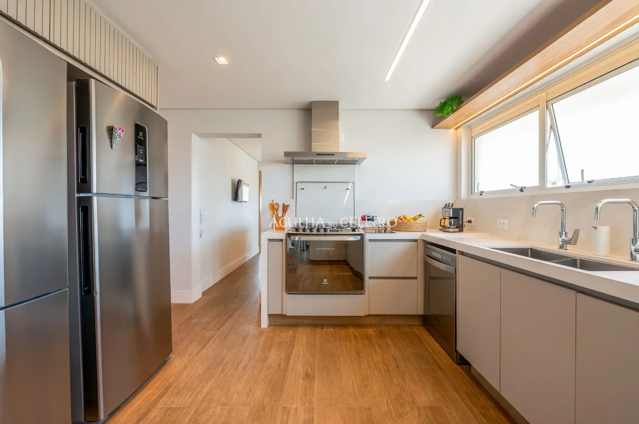 Apartamento reformado com 4 suítes à venda em Moema. – AP8142