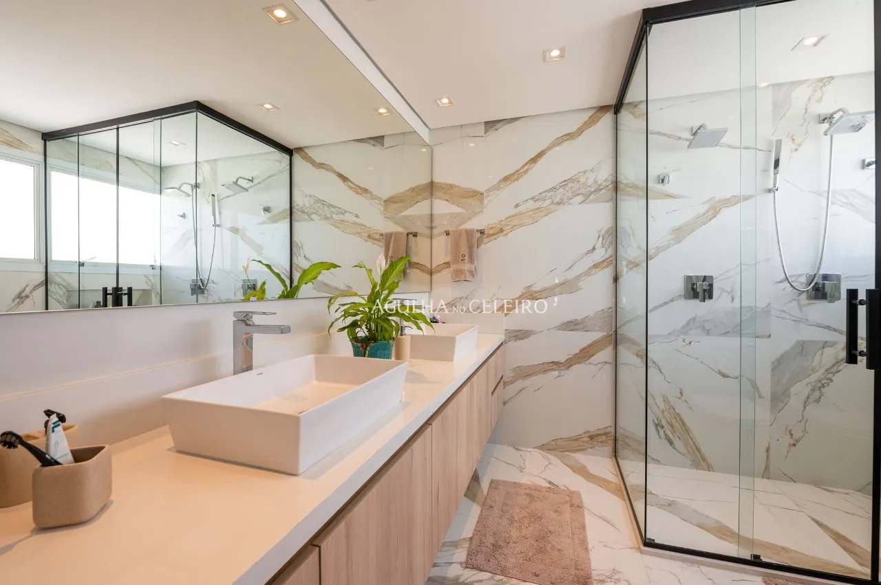 Apartamento reformado com 4 suítes à venda em Moema. – AP8142