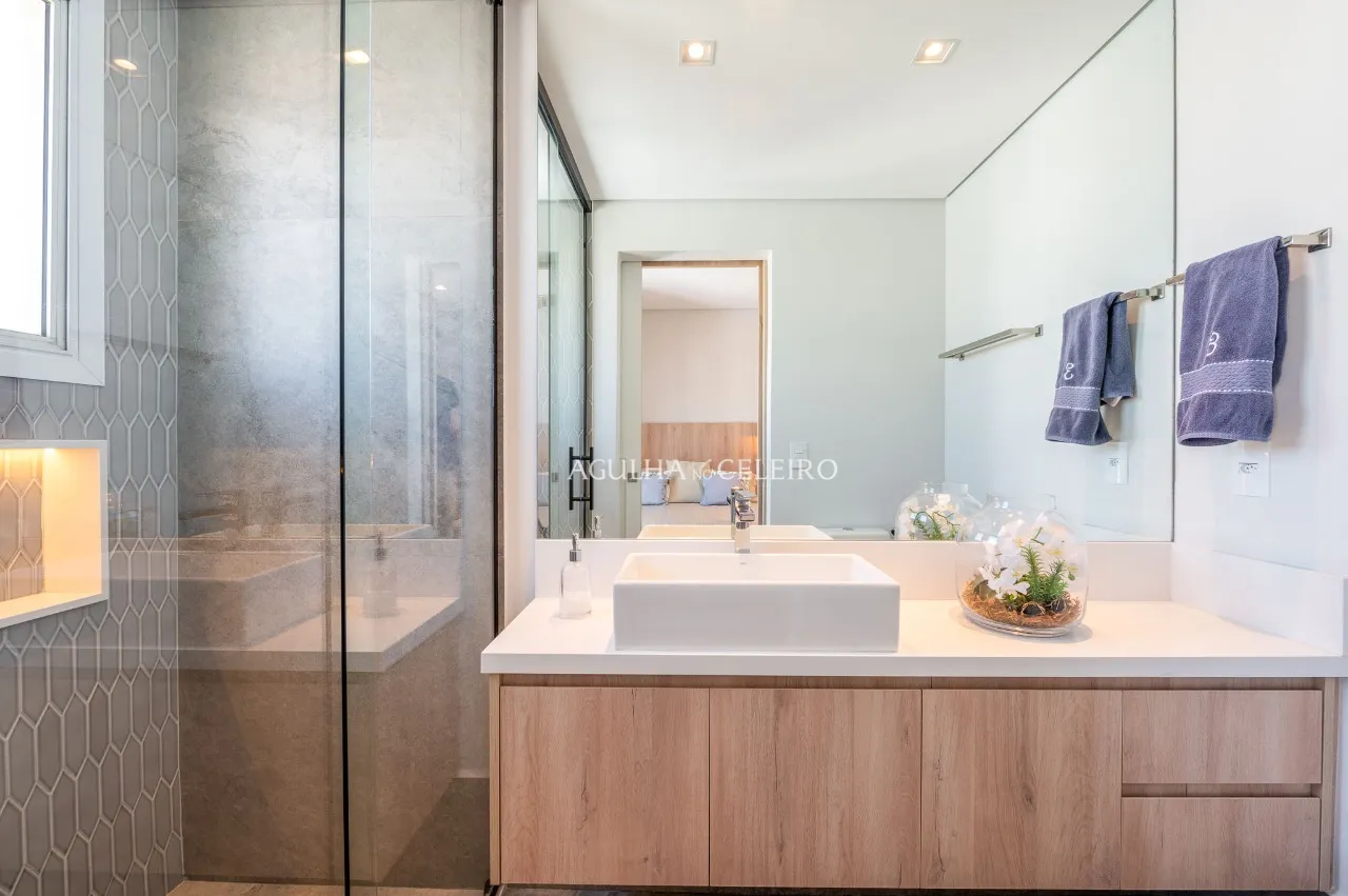 Apartamento reformado com 4 suítes à venda em Moema. – AP8142