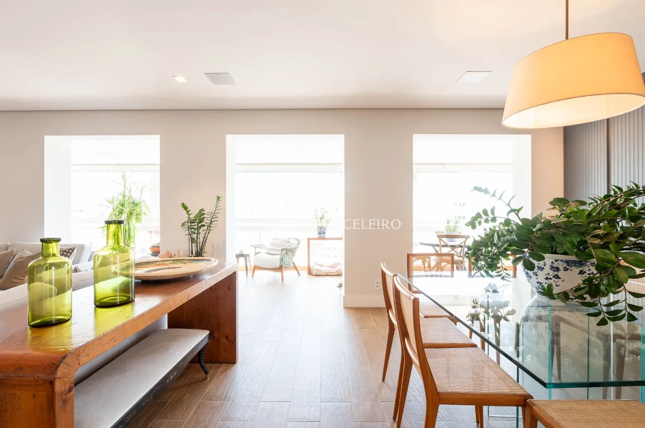 Apartamento reformado com 4 suítes à venda em Moema. – AP8142