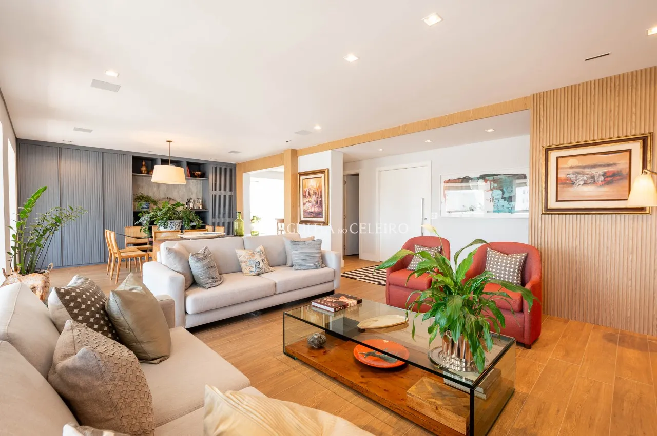 Apartamento reformado com 4 suítes à venda em Moema. – AP8142