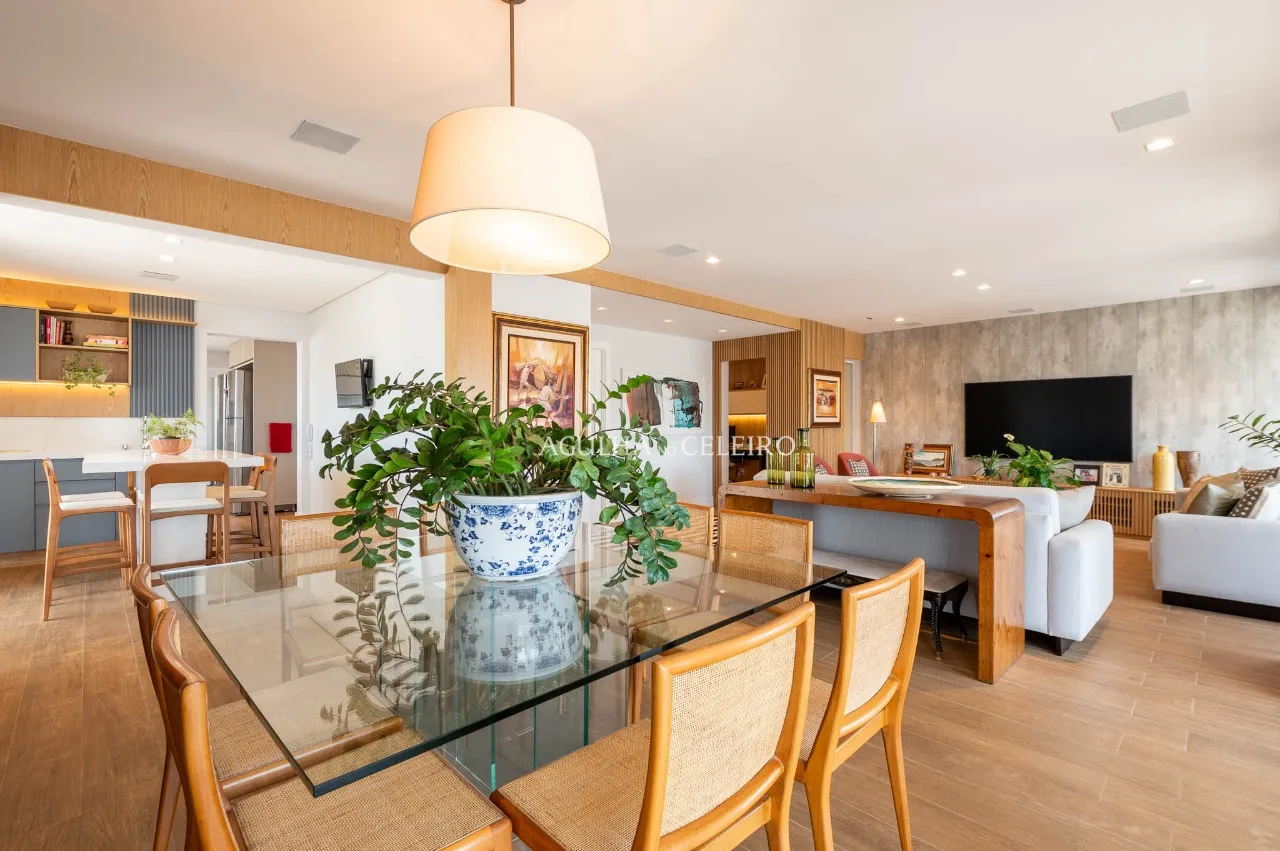 Apartamento reformado com 4 suítes à venda em Moema. – AP8142