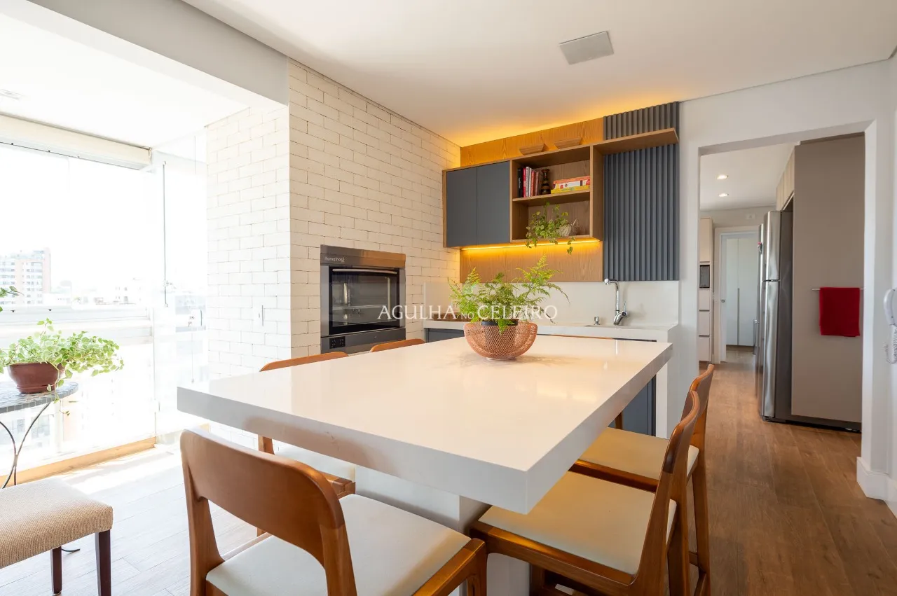 Apartamento reformado com 4 suítes à venda em Moema. – AP8142