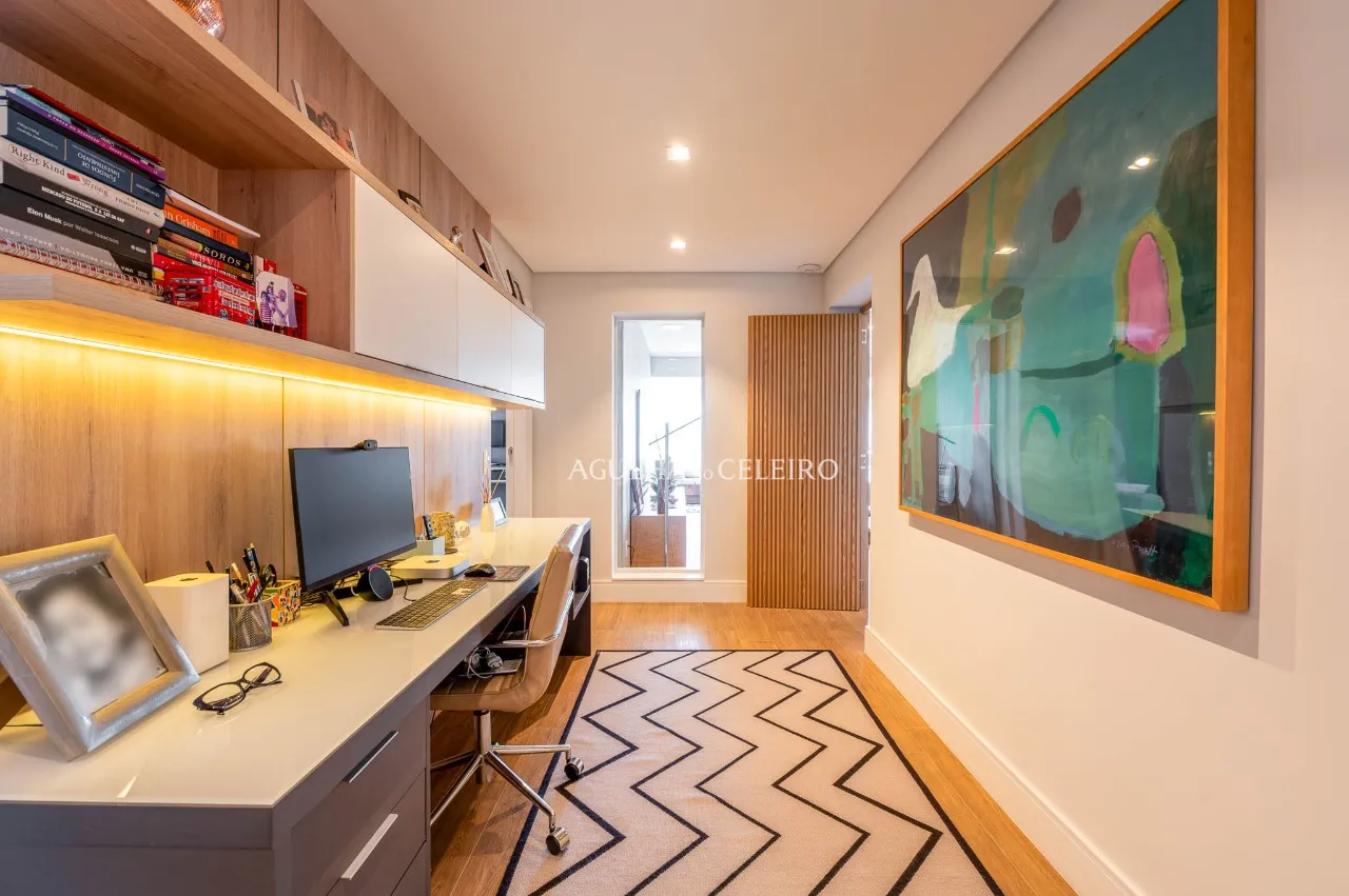 Apartamento reformado com 4 suítes à venda em Moema. – AP8142