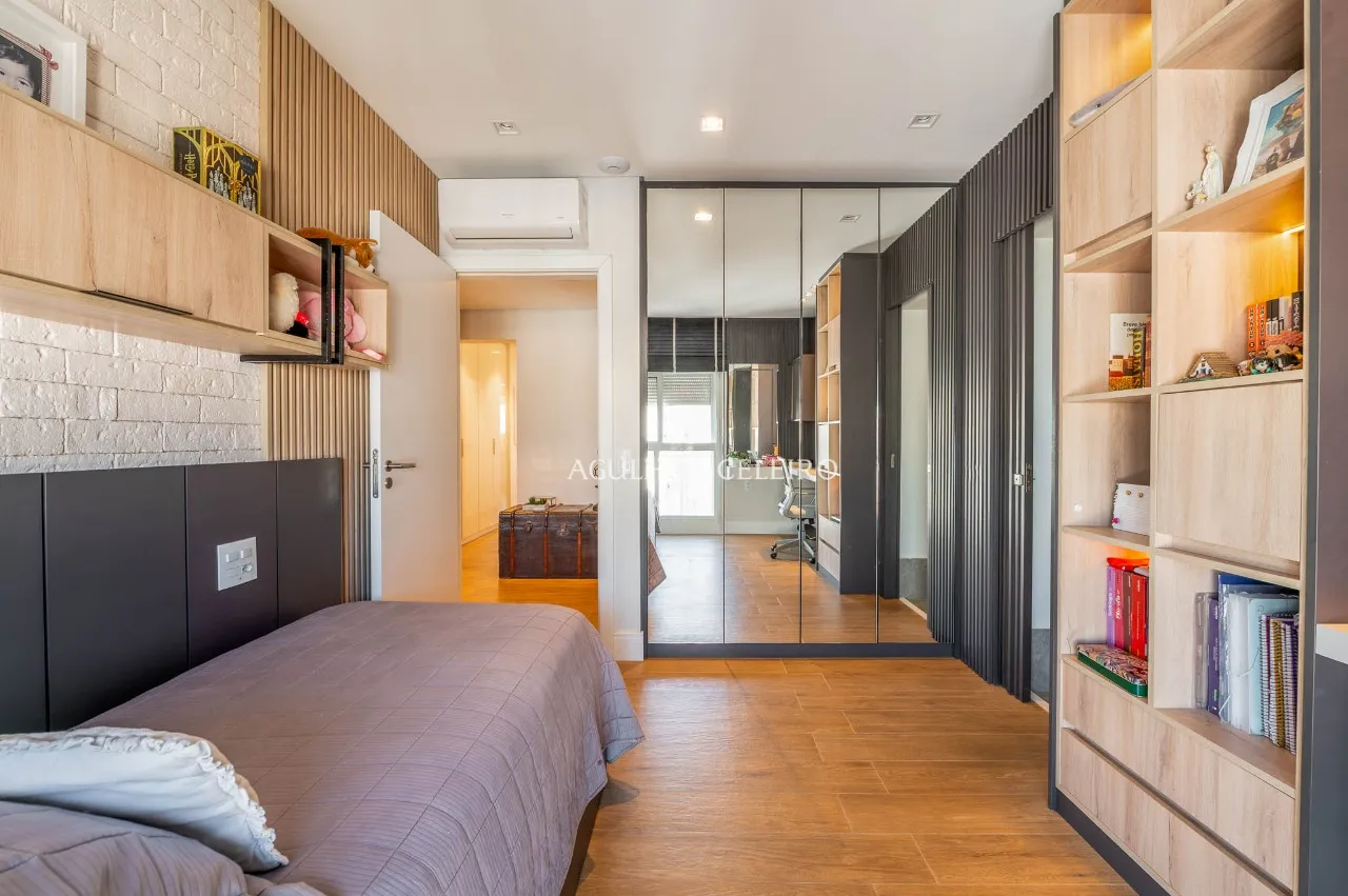 Apartamento reformado com 4 suítes à venda em Moema. – AP8142