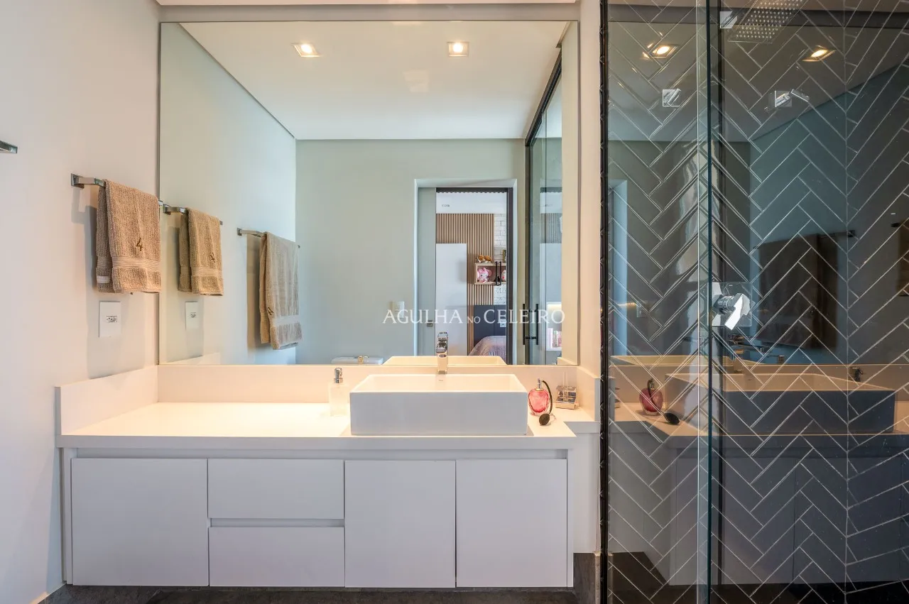 Apartamento reformado com 4 suítes à venda em Moema. – AP8142