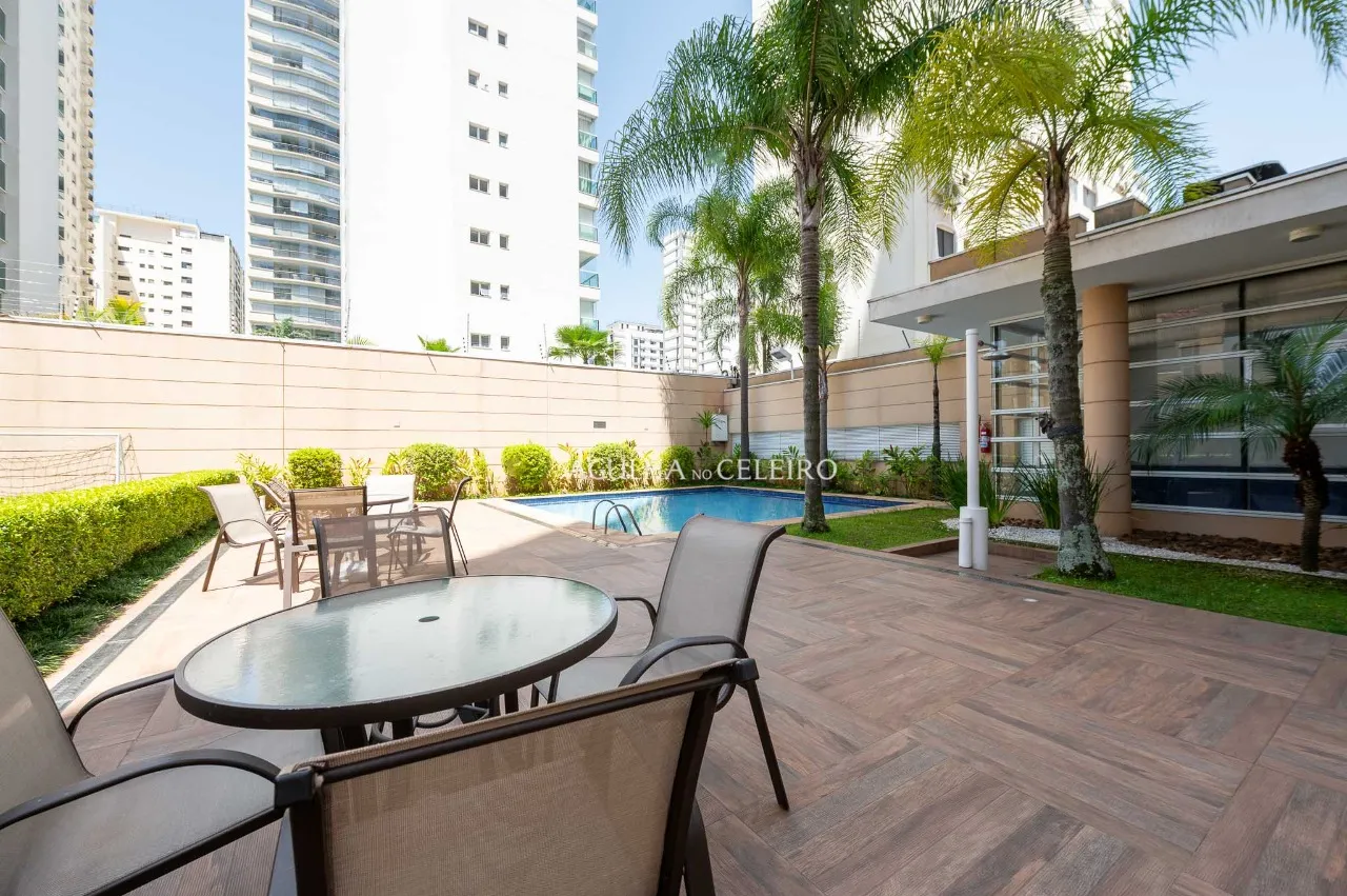 Apartamento reformado com 4 suítes à venda em Moema. – AP8142