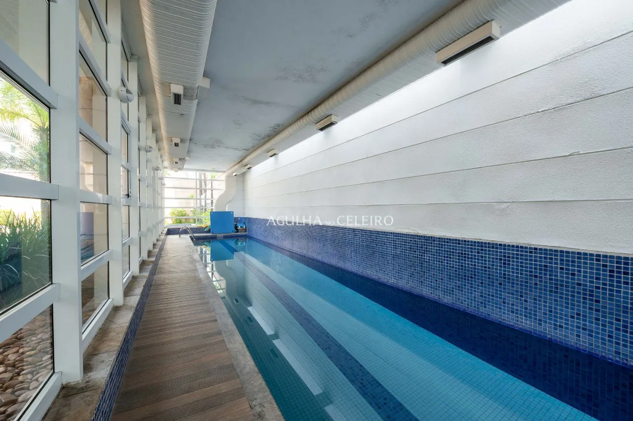 Apartamento reformado com 4 suítes à venda em Moema. – AP8142