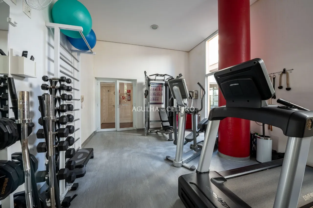 Apartamento reformado com 4 suítes à venda em Moema. – AP8142